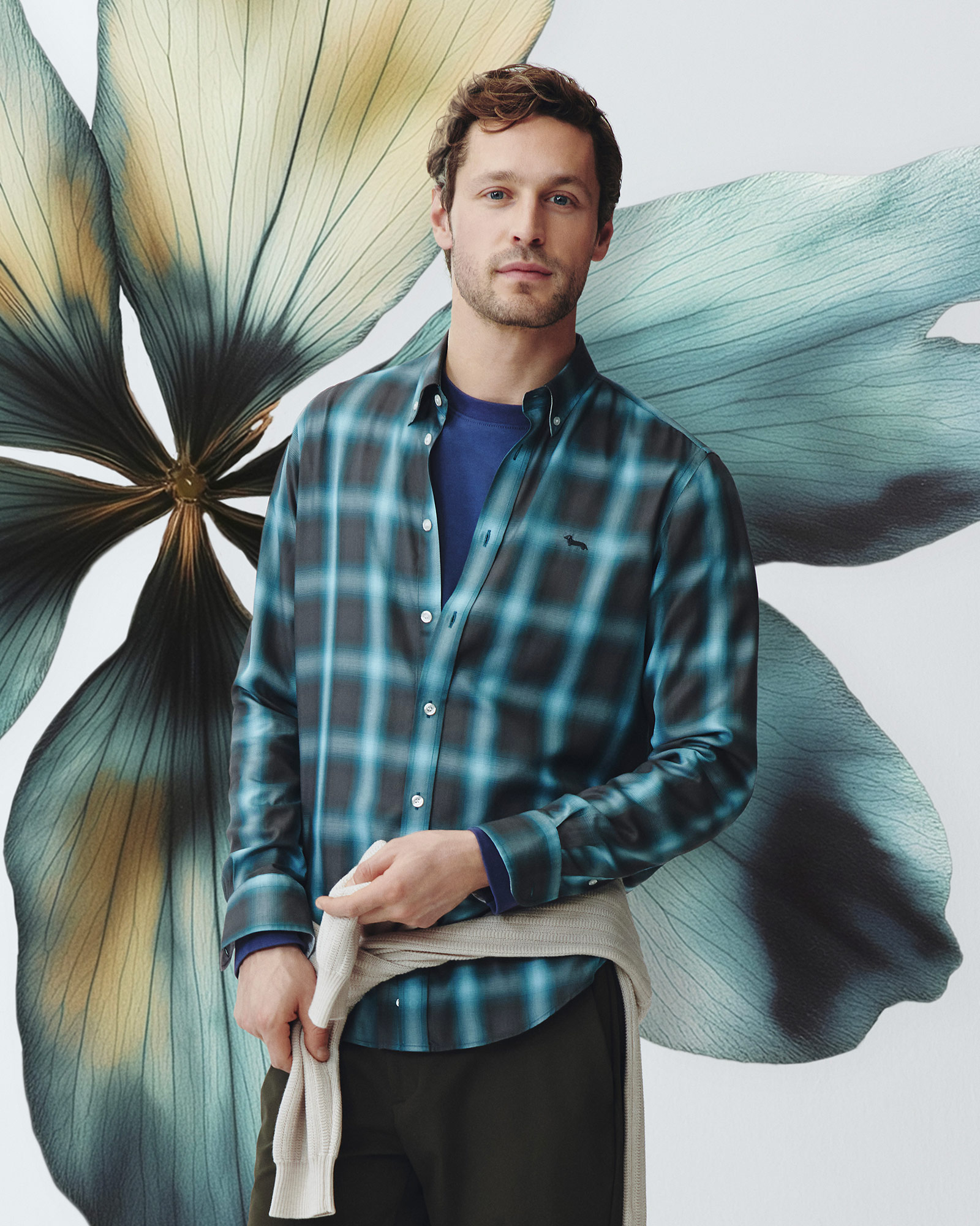 Uomo con felpa bordeaux e cappellino coordinato